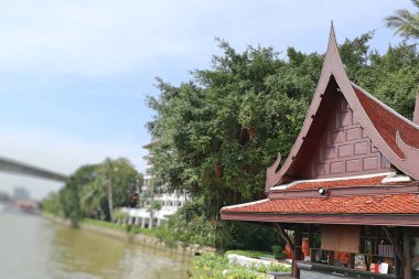 Nehir kıyısında bulanık Tay ev