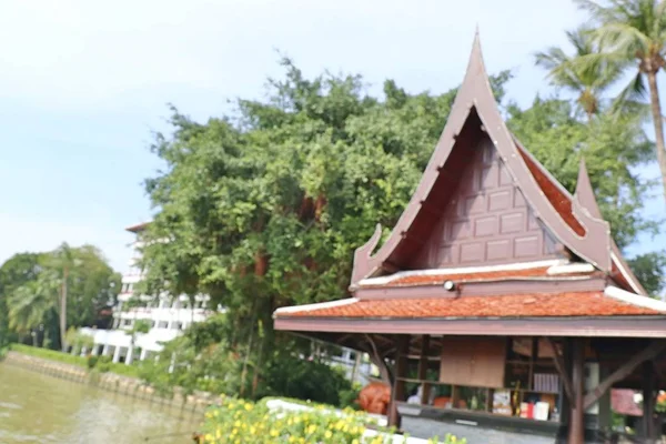 Wazig Thaise huis bij de rivier — Stockfoto