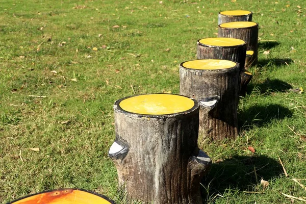 Cadeira em forma de tronco de madeira — Fotografia de Stock