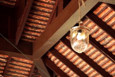 Eski ahşap tavan lambası