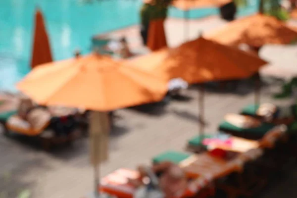 Piscina borrosa con sombrillas — Foto de Stock