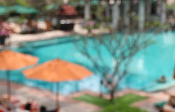 Piscina borrosa con sombrillas — Foto de Stock