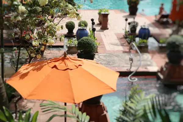 Niewyraźne basen z parasolami — Zdjęcie stockowe
