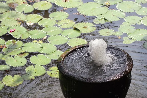 Fuente decorativa en el jardín —  Fotos de Stock