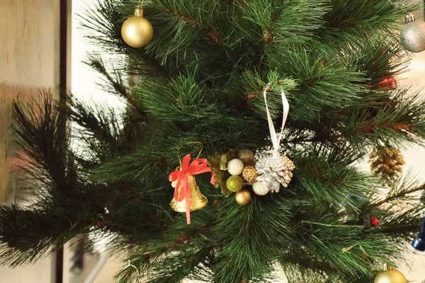 Декоративные к рождественским деревьям — стоковое фото