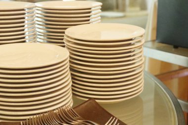 Beyaz bulaşık yığını