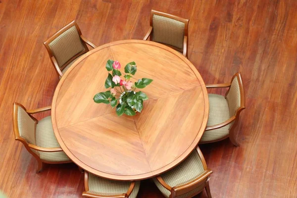 Table et chaise en bois — Photo