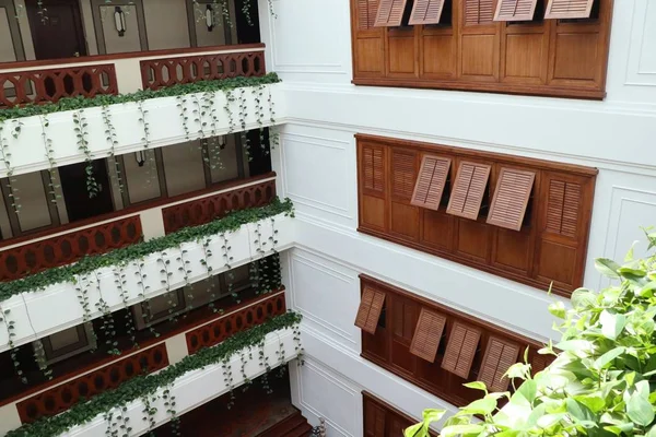 Leaves ivy decorate the hotel — Stock Photo, Image