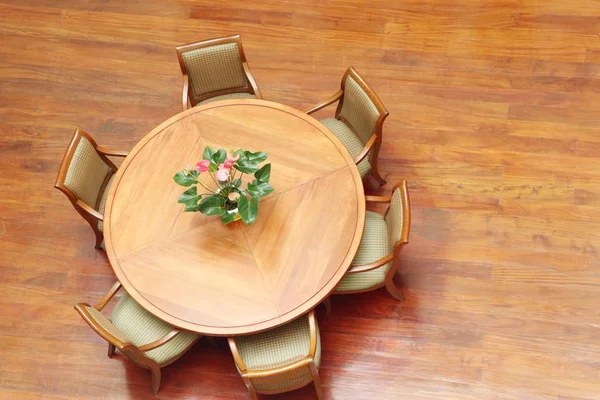 Дерев'яний стіл і стілець — стокове фото