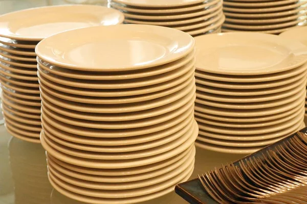 Pila di piatti bianchi — Foto Stock