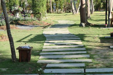 Parkta yürüyüş yolu