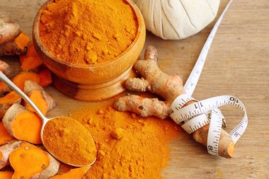 Taze turmerric ve toz