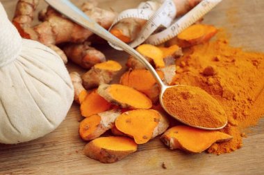 Taze turmerric ve toz