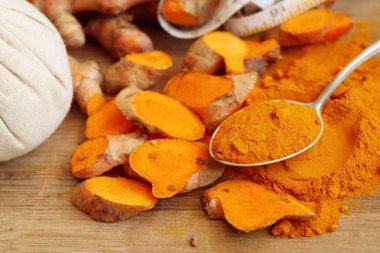 Taze turmerric ve toz