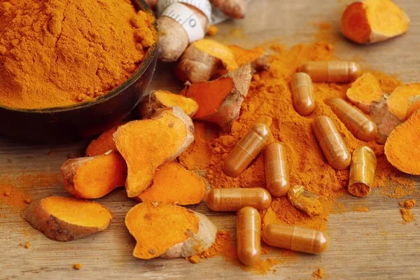 Capsula di curcuma con polvere — Foto Stock