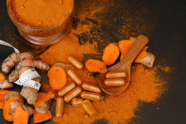 Capsula di curcuma con polvere — Foto Stock