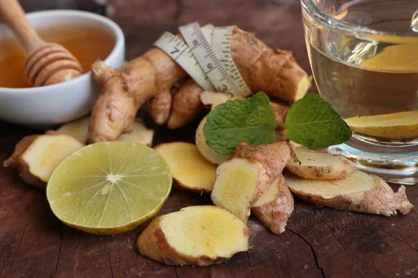 Имбирный чай с медовым лимоном — стоковое фото