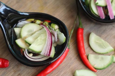 Turşu salatalık ve sirke içinde soğan