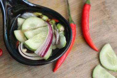 Turşu salatalık ve sirke içinde soğan