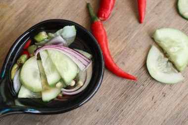 Turşu salatalık ve sirke içinde soğan