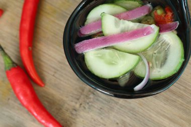 Turşu salatalık ve sirke içinde soğan