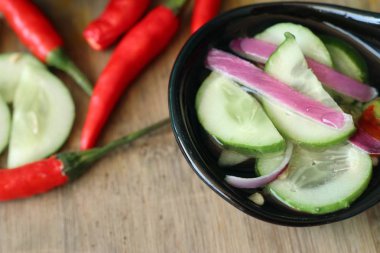 Turşu salatalık ve sirke içinde soğan