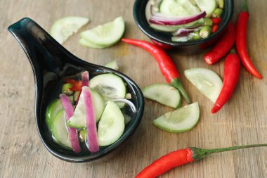 Turşu salatalık ve sirke içinde soğan