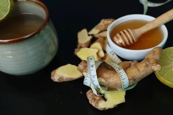 Имбирный чай с медовым лимоном — стоковое фото