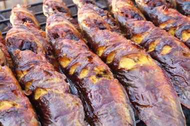 Markette ızgara balık.