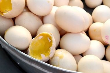 Haşlanmış yumurta sokak gıda