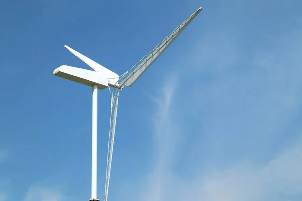Ветряная турбина на небе — стоковое фото