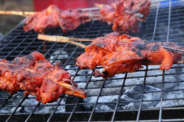 Pollo a la parrilla en la comida callejera — Foto de Stock