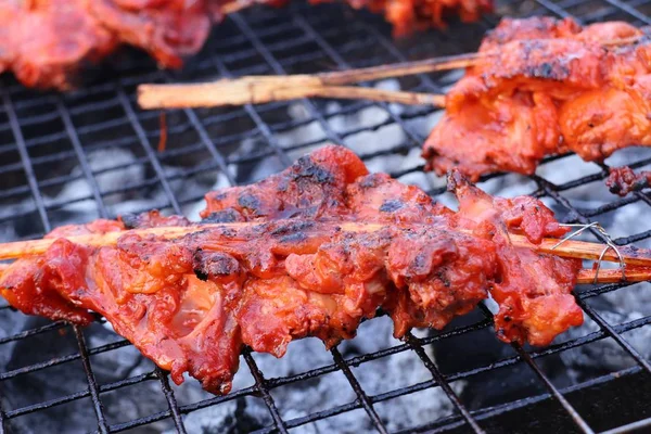 Pollo a la parrilla en la comida callejera — Foto de Stock