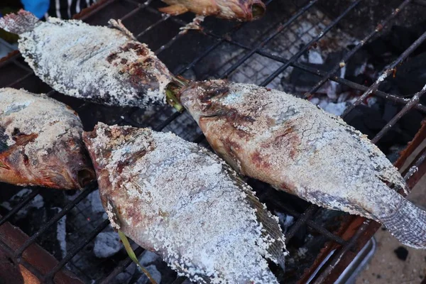 Fisch gegrilltes Salz beim Streetfood — Stockfoto