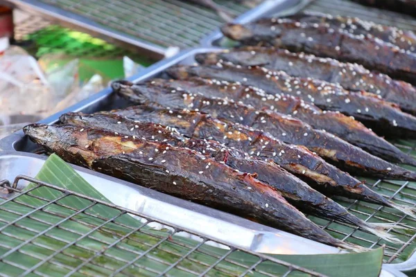 Grillad fisk på marknaden — Stockfoto