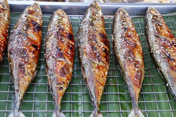 Grillad fisk på marknaden — Stockfoto