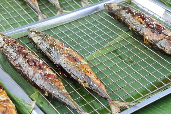 Pescado a la parrilla en el mercado —  Fotos de Stock