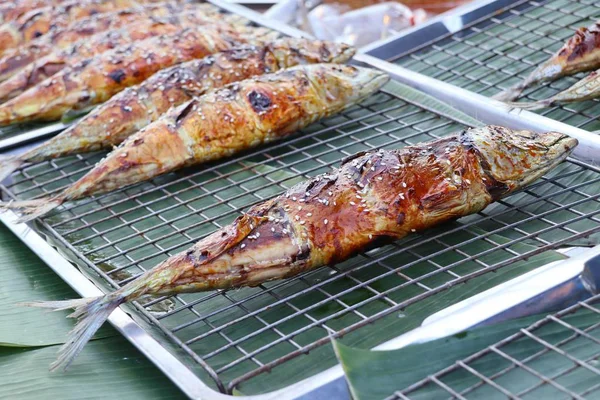 Grillad fisk på marknaden — Stockfoto