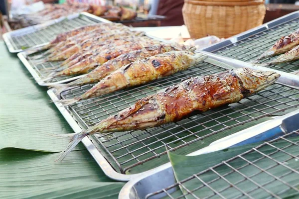 Grillad fisk på marknaden — Stockfoto