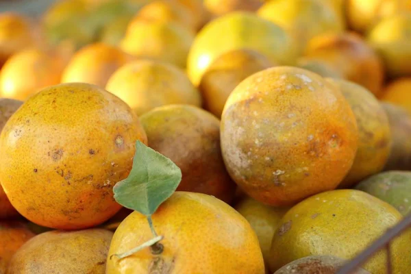 Fruta naranja en la comida callejera — Foto de Stock