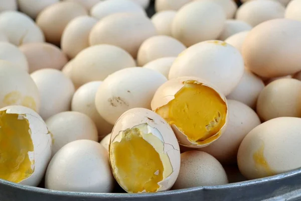Gekochtes Ei beim Streetfood — Stockfoto