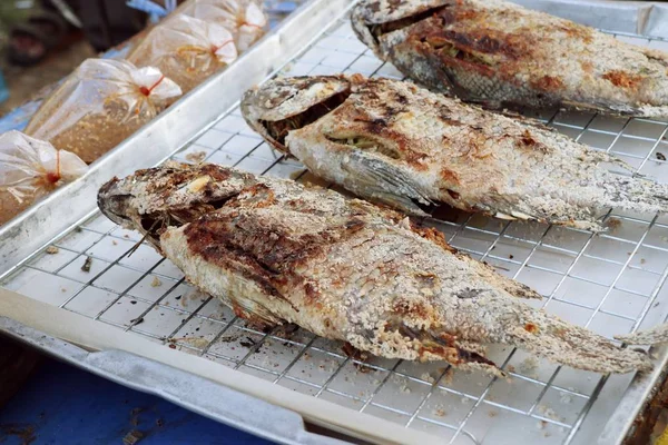 Vis-gegrilde zout op straat eten — Stockfoto