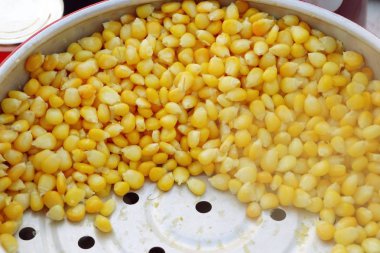 Haşlanmış mısır fırında tereyağı