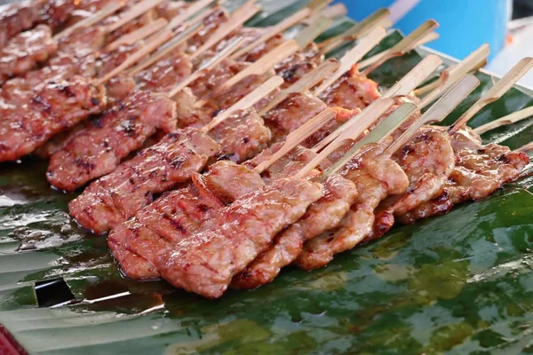 Asado de cerdo en la comida de la calle —  Fotos de Stock