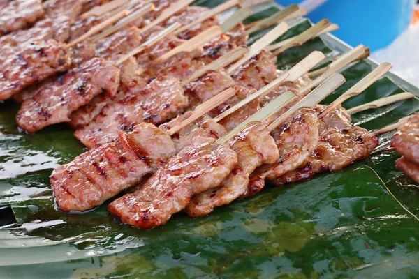 Asado de cerdo en la comida de la calle —  Fotos de Stock