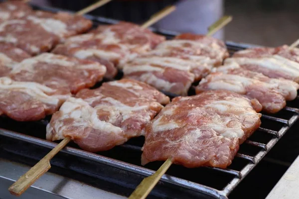 Смаження свинини на вуличній їжі — стокове фото