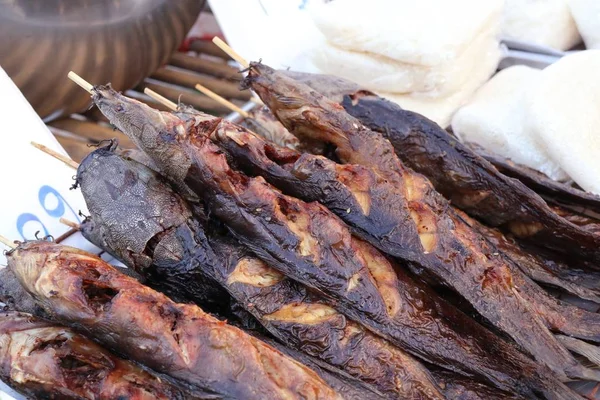 Grillad fisk på marknaden — Stockfoto