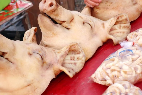 Cabeça de porco fervida em comida de rua — Fotografia de Stock