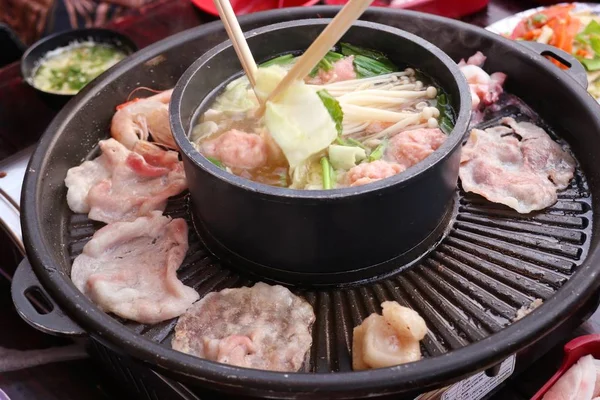 Gegrilltes Schweinefleisch auf einer schäbigen Pfanne — Stockfoto