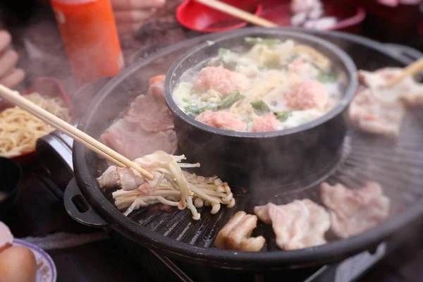 Cerdo a la parrilla en una sartén shabu — Foto de Stock